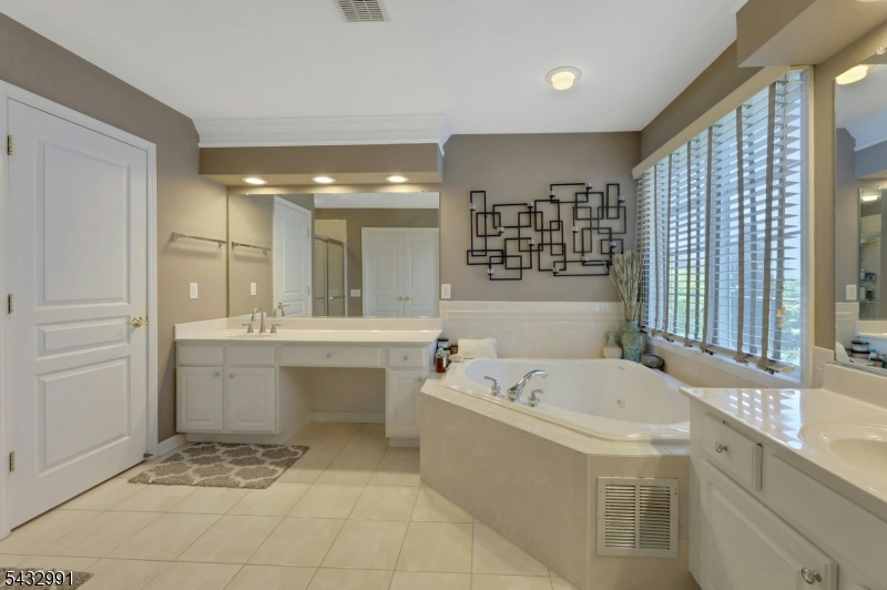 81 Lafayette Circle Totowa NJ 07512