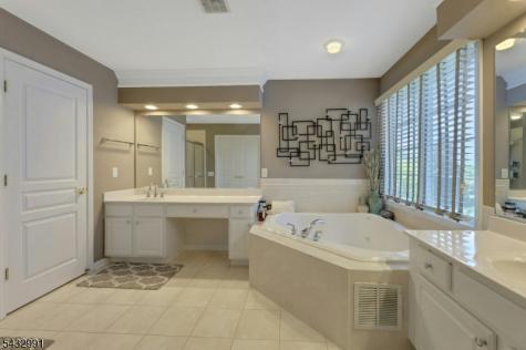 81 Lafayette Circle Totowa NJ 07512