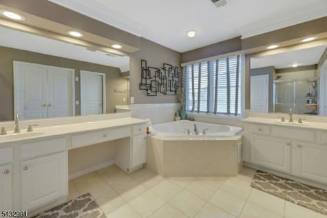 81 Lafayette Circle Totowa NJ 07512