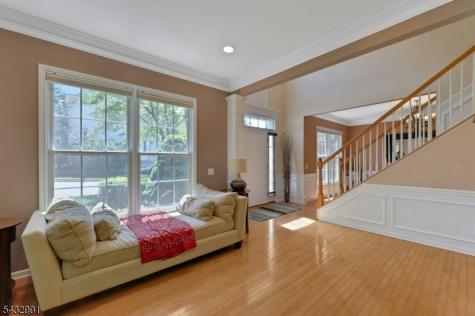 81 Lafayette Circle Totowa NJ 07512