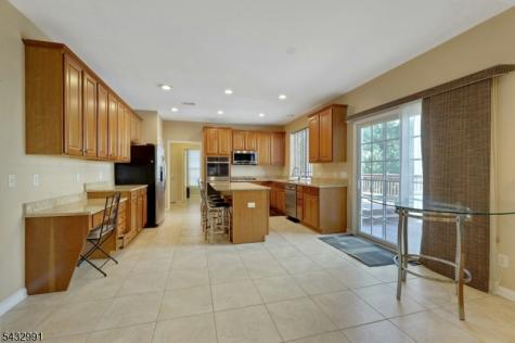 81 Lafayette Circle Totowa NJ 07512
