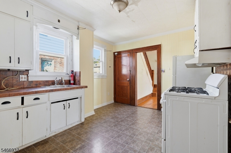 428 E 4th Avenue Roselle NJ 07203