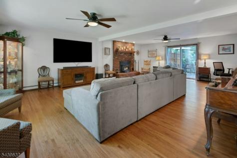 20 Lark Lane Jefferson NJ 07438