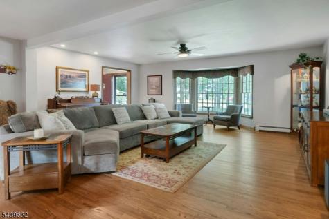 20 Lark Lane Jefferson NJ 07438