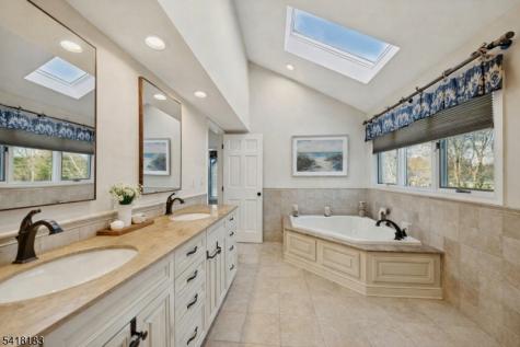 1 Laurel Court Oakland NJ 07436