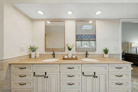 1 Laurel Court Oakland NJ 07436