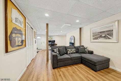 1 Laurel Court Oakland NJ 07436