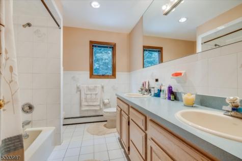 64 Roosevelt Avenue North Haledon NJ 07508
