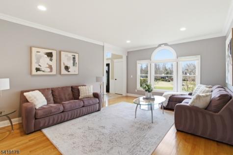 4 Michele Crossing Raritan NJ 08822