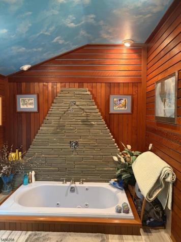 5 Agnes Lane Holland NJ 08848