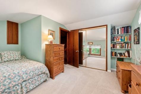 5 Agnes Lane Holland NJ 08848