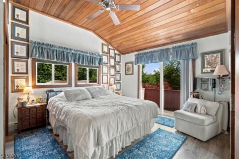 5 Agnes Lane Holland NJ 08848