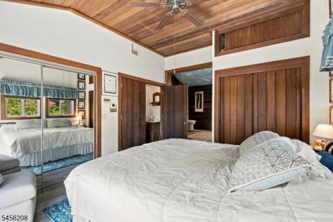 5 Agnes Lane Holland NJ 08848