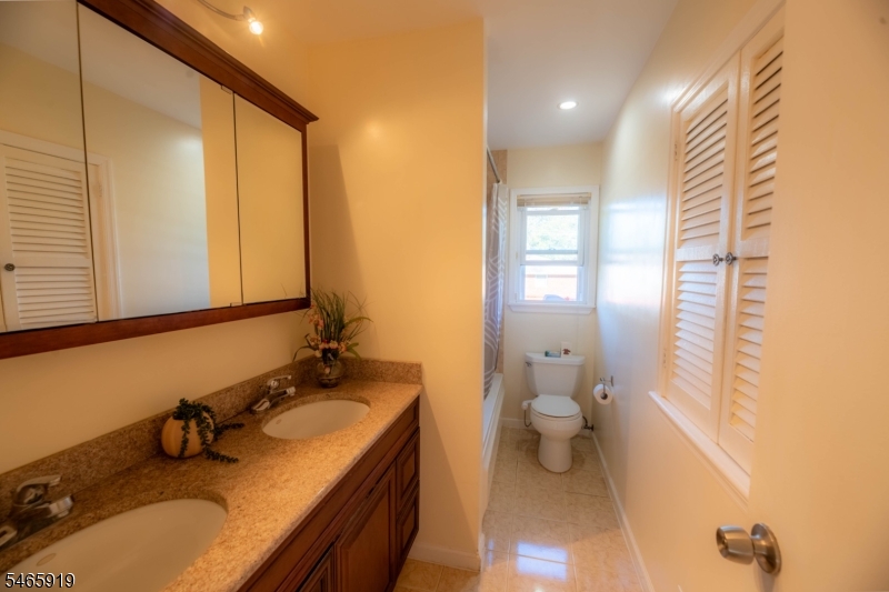 4 Charles Court Edison NJ 08820