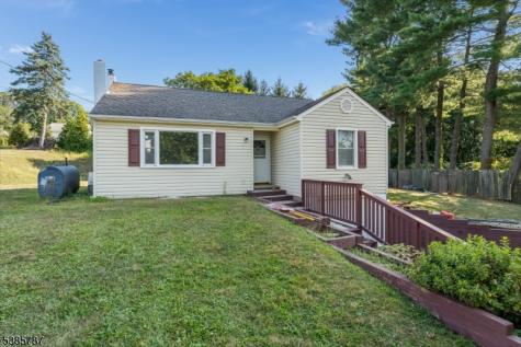 4 Lingert Avenue Clinton NJ 08809