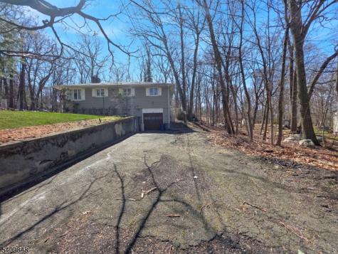 40 Pawnee Avenue Oakland NJ 07436