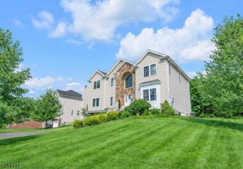 6 Jacob Way Lopatcong NJ 08865