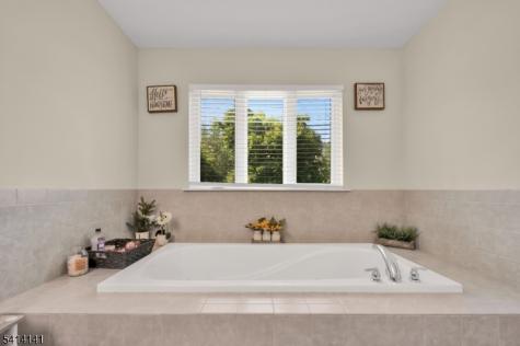 6 Jacob Way Lopatcong NJ 08865