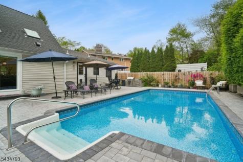 11 Auriemma Court Roxbury NJ 07850