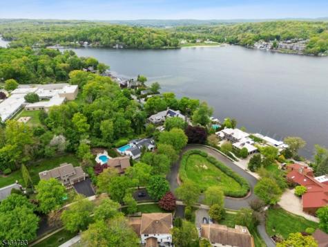 11 Auriemma Court Roxbury NJ 07850