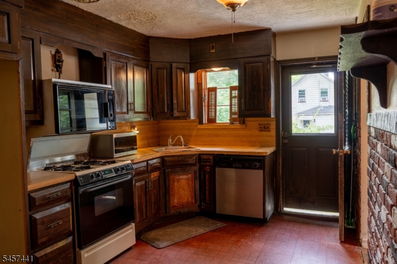 10 Moore Place Nutley NJ 07110