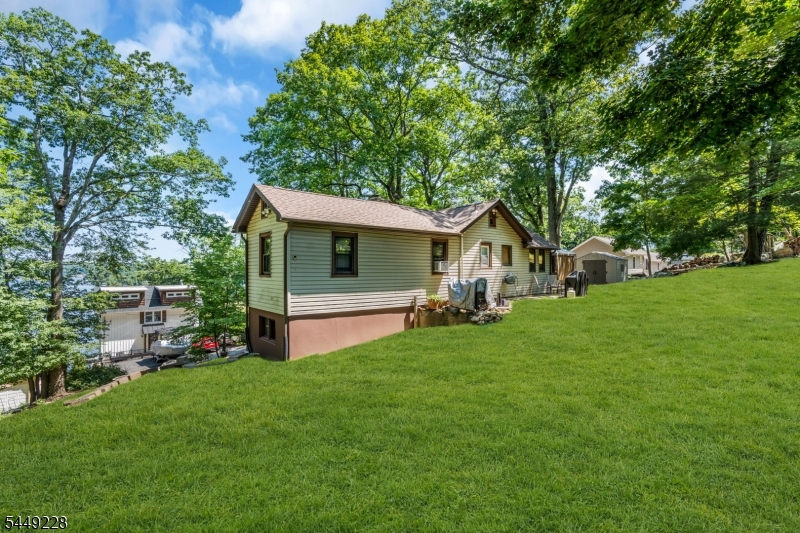 16 Lakeview Road Hopatcong NJ 07843