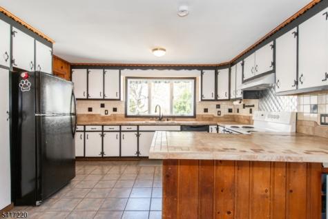8 Stonehedge Lane Byram NJ 07821