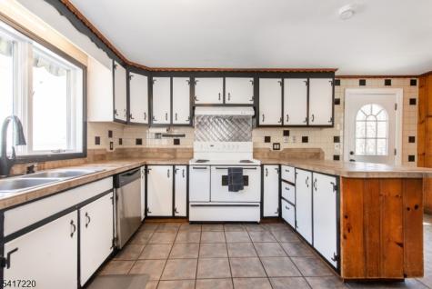 8 Stonehedge Lane Byram NJ 07821