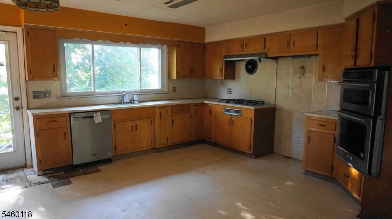 8 Mountain Way S West Orange NJ 07052
