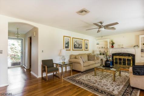 5 Pinewood Terrace Fairfield NJ 07004