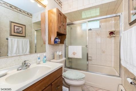 5 Pinewood Terrace Fairfield NJ 07004