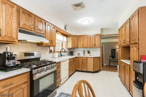 5 Pinewood Terrace Fairfield NJ 07004