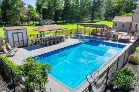 8 Garrett Drive Raritan NJ 08822