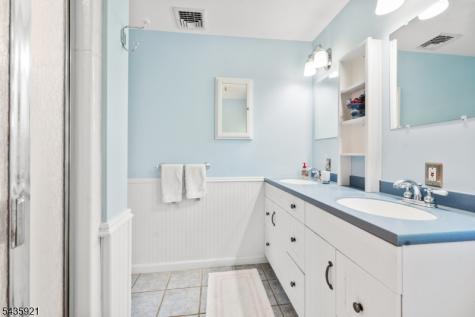 8 Garrett Drive Raritan NJ 08822