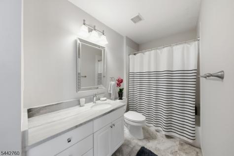 1 Rock Ledge Oakland NJ 07436