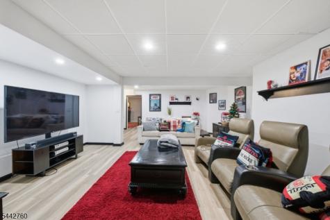 1 Rock Ledge Oakland NJ 07436