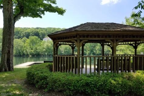 1 Rock Ledge Oakland NJ 07436