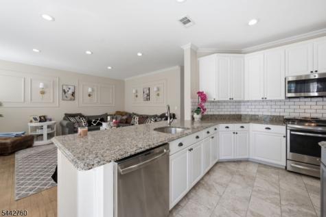 1 Rock Ledge Oakland NJ 07436