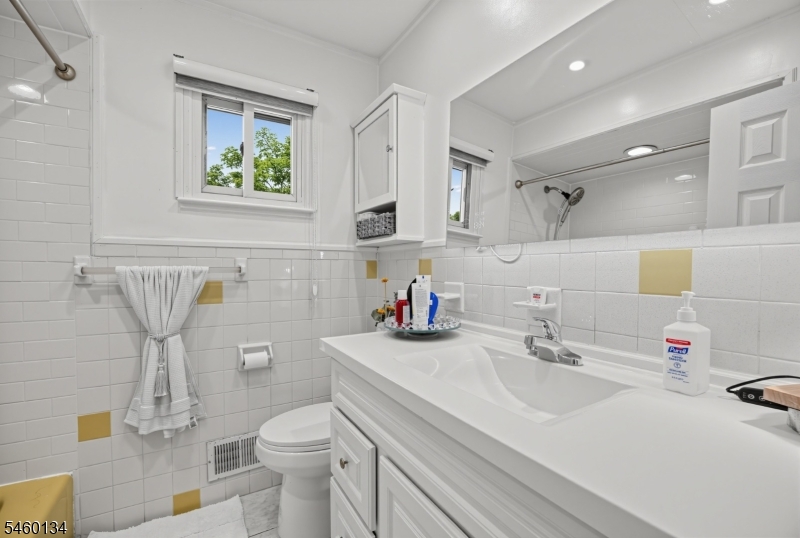 193 Mcfarlane Road Woodbridge NJ 07067