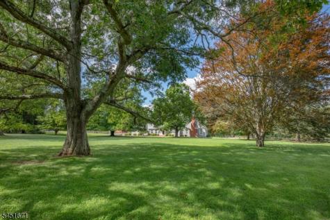 5 Scarlet Oak Road Tewksbury NJ 07830