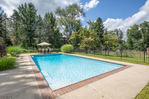 5 Scarlet Oak Road Tewksbury NJ 07830