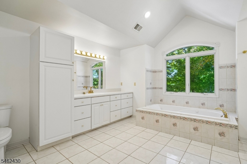 14 Eagle Drive Raritan NJ 08551