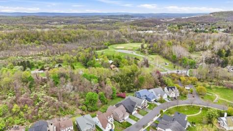 11 Bluffs Court Hamburg NJ 07419