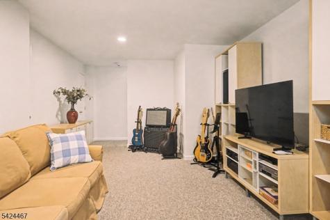 2 Moonlight Trail Raritan NJ 08822