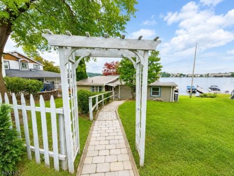 7 Cottage Avenue Roxbury NJ 07850
