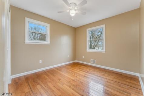87 Lynnfield Terrace Lopatcong NJ 08865