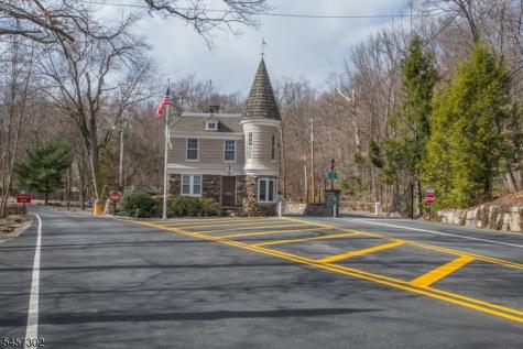 390 Ski Trail Kinnelon NJ 07405
