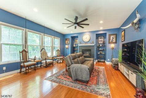 8 Bluffs Court Hamburg NJ 07419