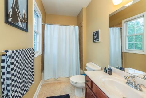8 Bluffs Court Hamburg NJ 07419