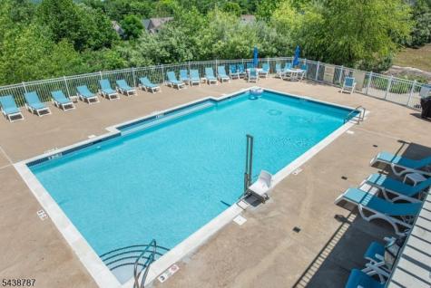 8 Bluffs Court Hamburg NJ 07419